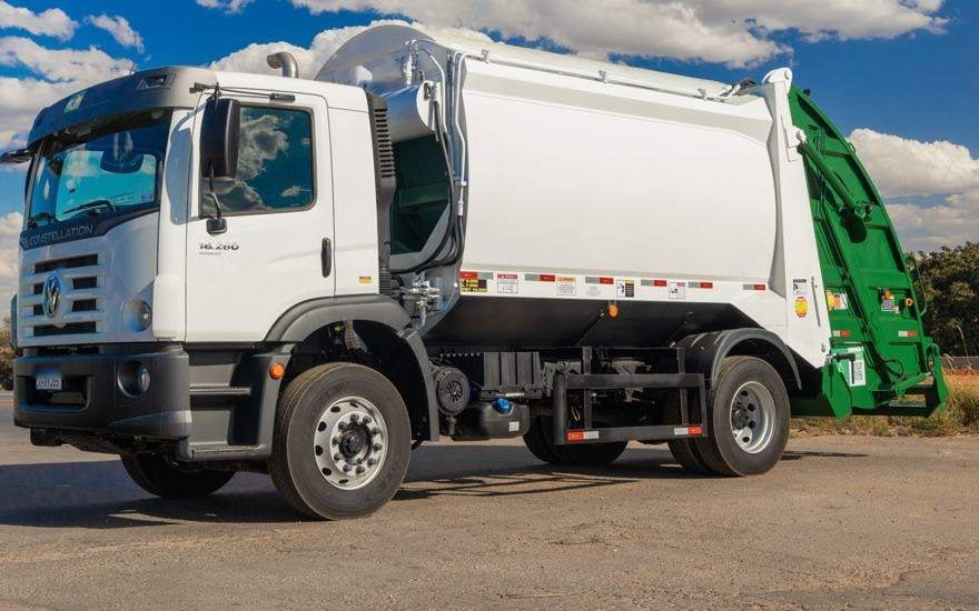 Compactador de lixo COPAC Cargo 15 m³ acoplado a caminhão toco, vista lateral