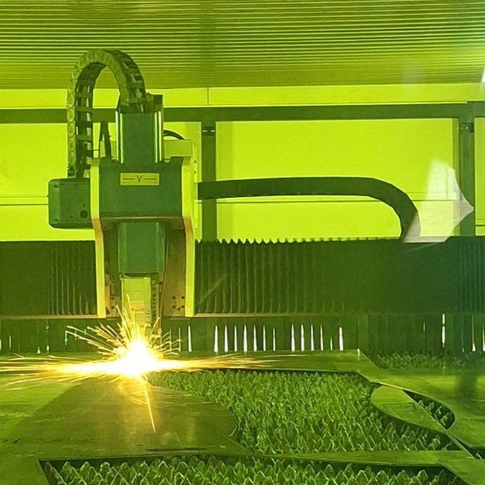 Corte de chapa de aço a laser na fábrica COPAC