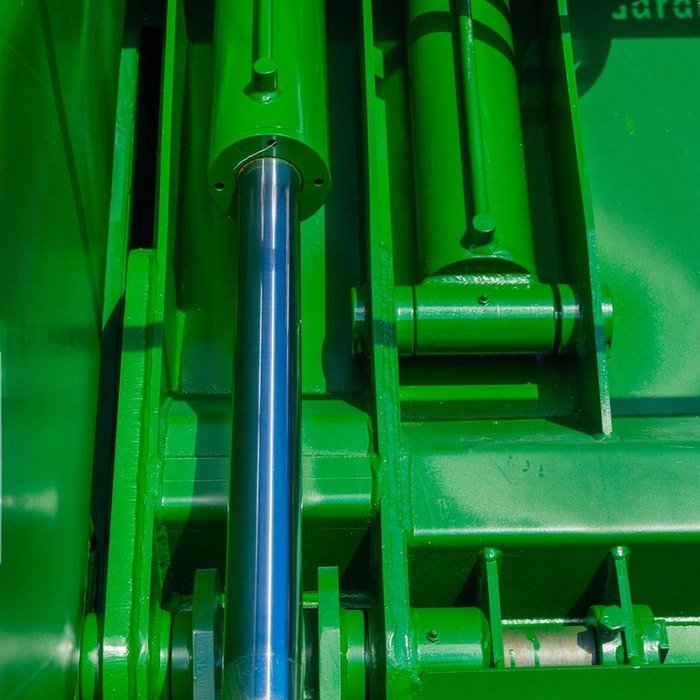 Cilindros hidráulicos de fabricação própria montados no compactador COPAC